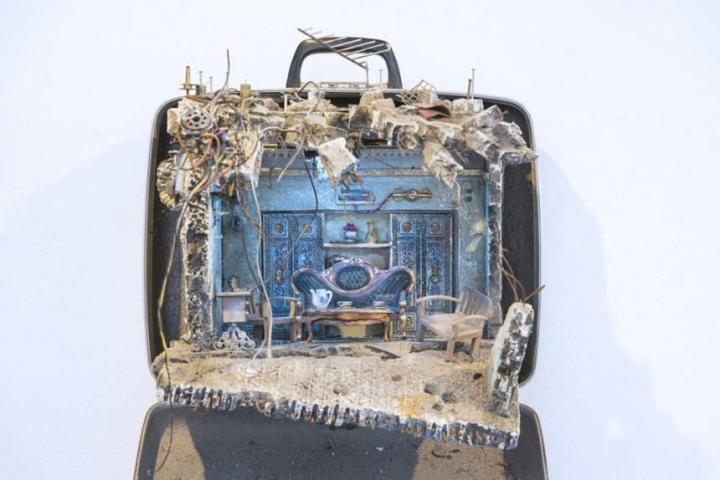 unpacked-refugee-baggage-suitcase-sculptures-mohamad-hafez-4.jpg.860x0_q70_crop-smart.jpg