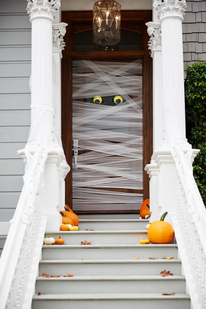 Houses-decked-out-fun-spooky-decor.jpg