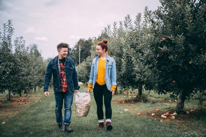 Apple-picking-your-significant-other.jpg