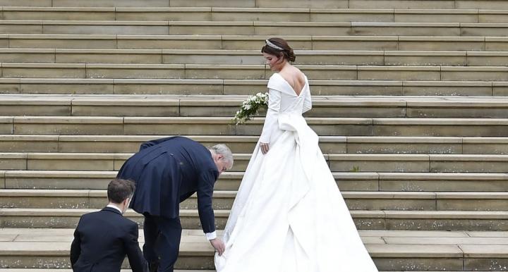 When-Prince-Andrew-Helped-Eugenie-Her-Dress.jpg