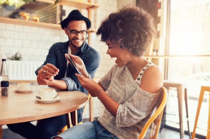 couple-laughing-in-cafe-1024x682.jpg