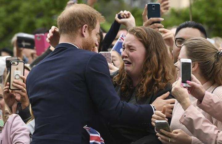 Prince-Harry-Hugs-Sobbing-Young-Woman-Australia-2018.jpg