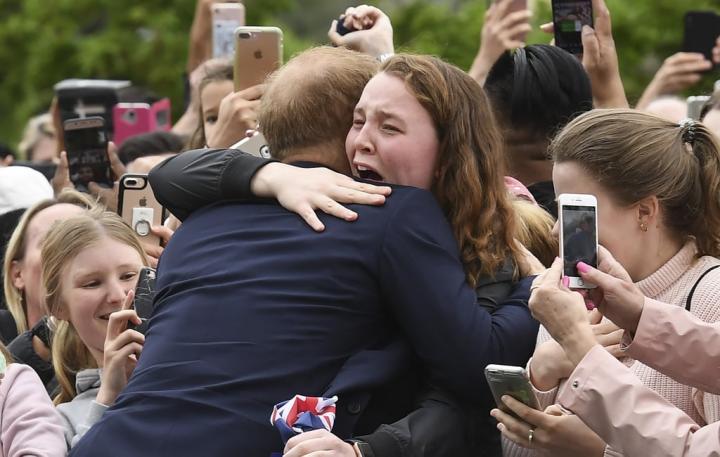 Prince-Harry-Hugs-Sobbing-Young-Woman-Australia-2018.jpg