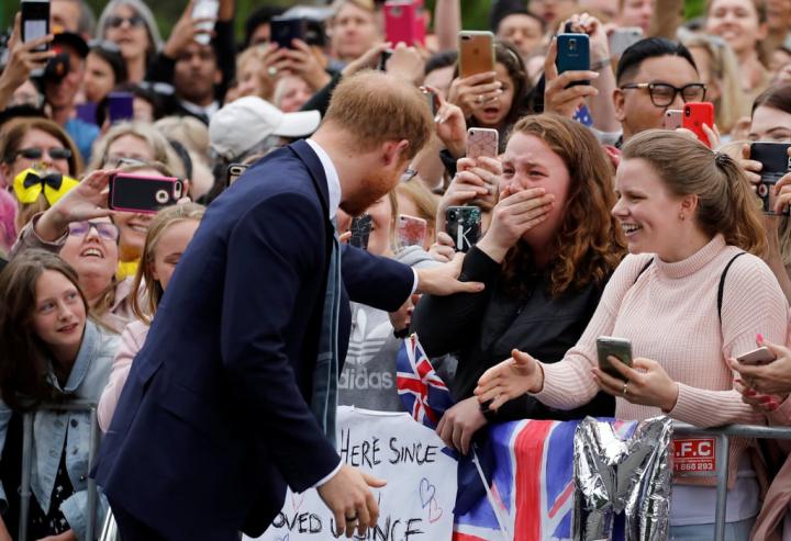 Prince-Harry-Hugs-Sobbing-Young-Woman-Australia-2018.jpg