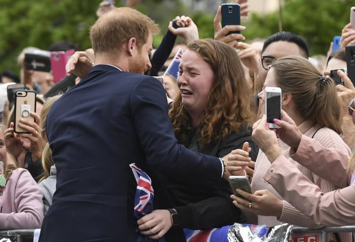 Prince-Harry-Hugs-Sobbing-Young-Woman-Australia-2018.jpg