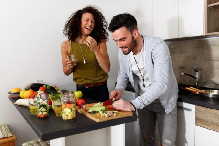 couple-chopping-vegetables-kitchen-1024x682.jpg