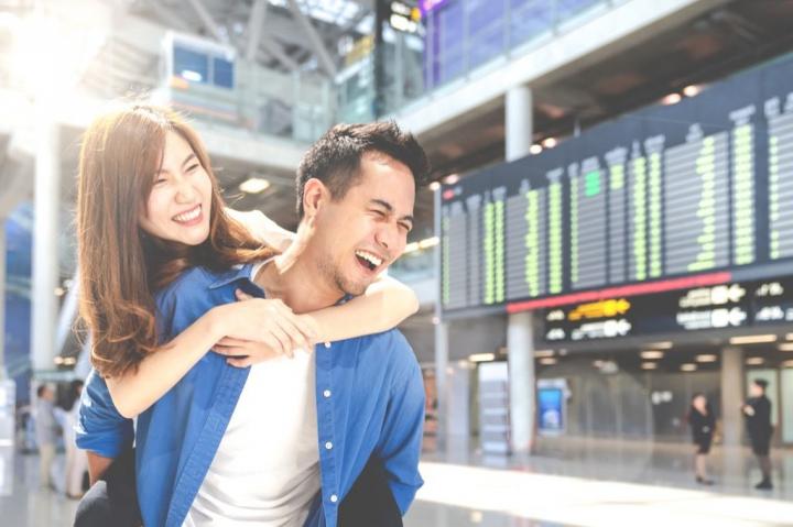 happy-couple-airport-1024x682.jpg