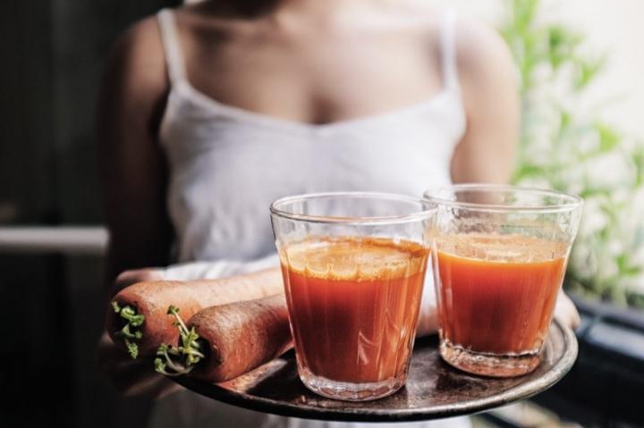 woman-eating-carrots-and-carrot-juice-1024x682.jpg