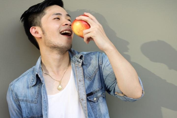 man-eating-apple-1024x682.jpg