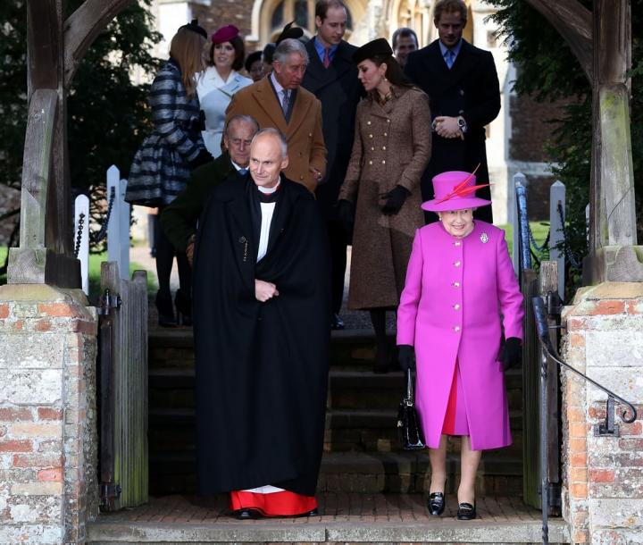 Prince-Charles-Kate-paired-off-walk-side-side-among.jpg