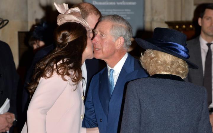Prince-Charles-Kate-shared-friendly-kiss-2015.jpg