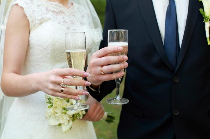 wedding-couple-holding-champagne-1024x682.jpg