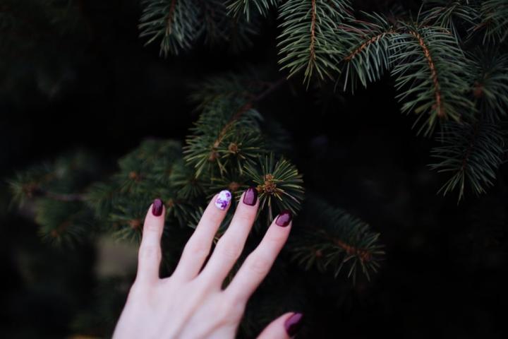 Use-Tape-Create-Holiday-Nail-Art.jpg