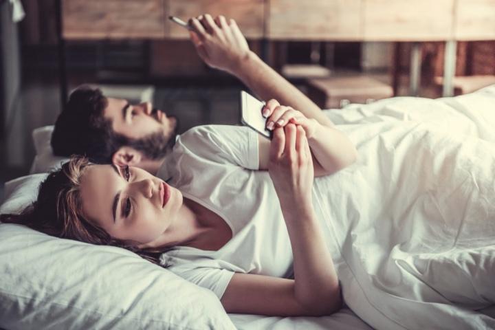 couple-lying-in-bed-bored-with-smartphones-1024x683.jpg