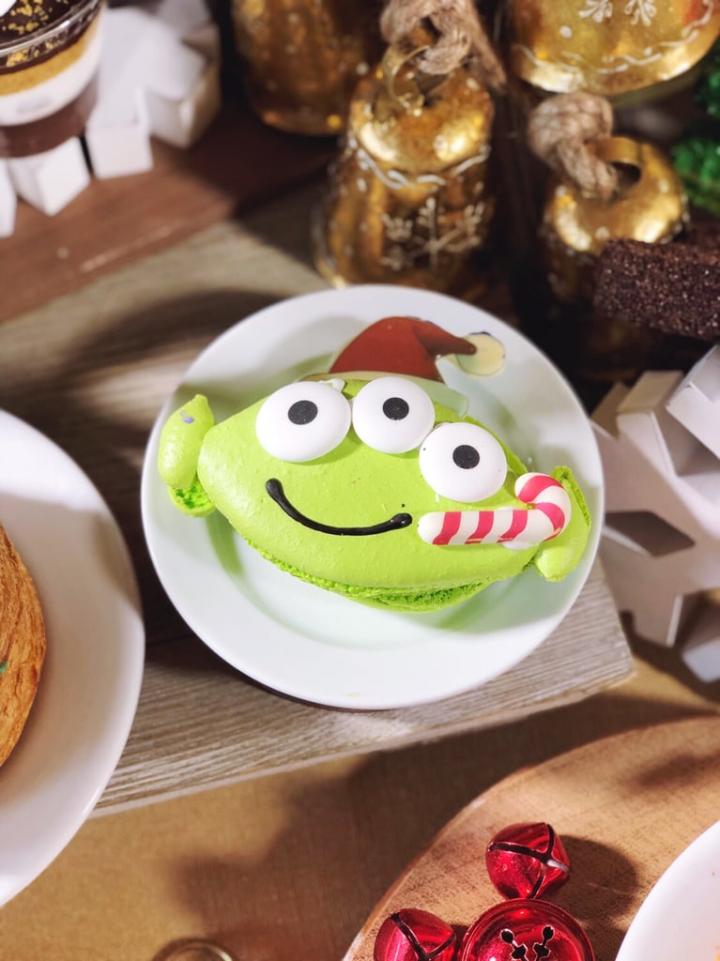 Green-Alien-Holiday-Macaron.JPG