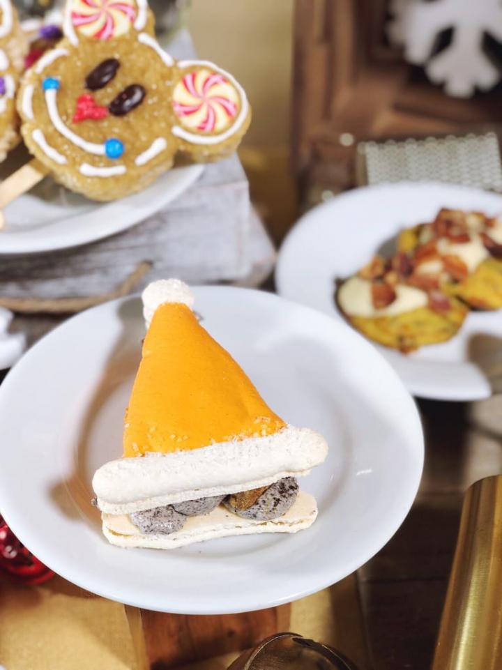 Santa-Cone-Hat-Macaron-Cookies-Cream-Filling.JPG
