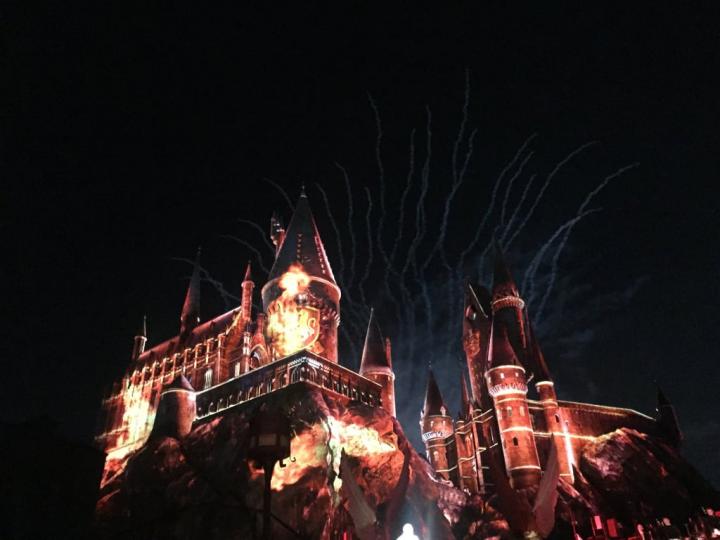Watch-Nighttime-Lights-Hogwarts-Castle.JPG