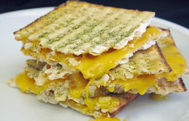 Entr%C3%A9e-Matzo-Grilled-Cheese.jpg