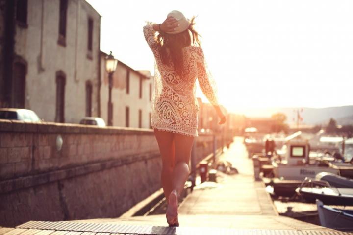 sunny-streets-woman-dress-walking.jpg?resize=1024%2C683&ssl=1
