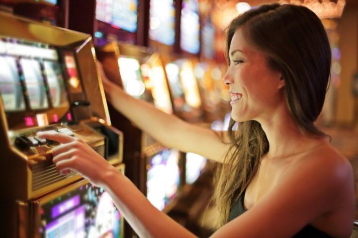 woman-playing-slot-machines.jpg?resize=1024%2C683&ssl=1