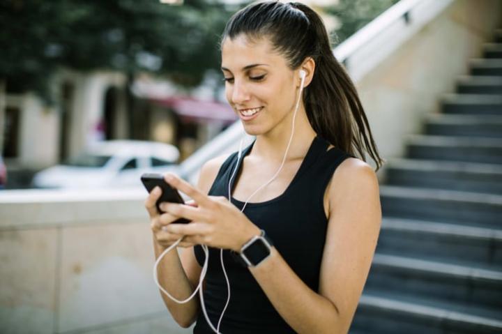 The 7 Best Walking Apps to Help You Track Your Steps and Get In Shape