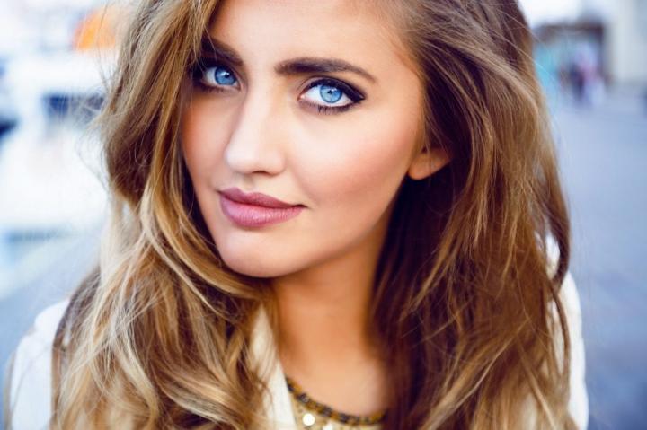 pretty-woman-blue-eyes-1024x682.jpg?resize=1024%2C682&ssl=1