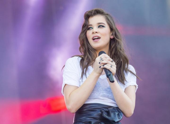 hailee-steinfield-performing.jpg?resize=1024%2C748&ssl=1