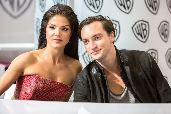 Pictured-Marie-Avgeropoulos-Richard-Harmon.jpg