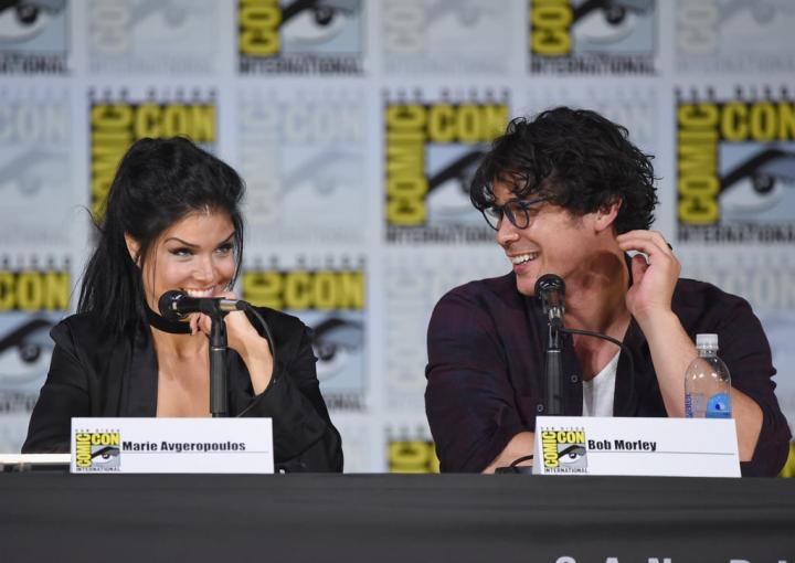 Pictured-Marie-Avgeropoulos-Bob-Morley.jpg