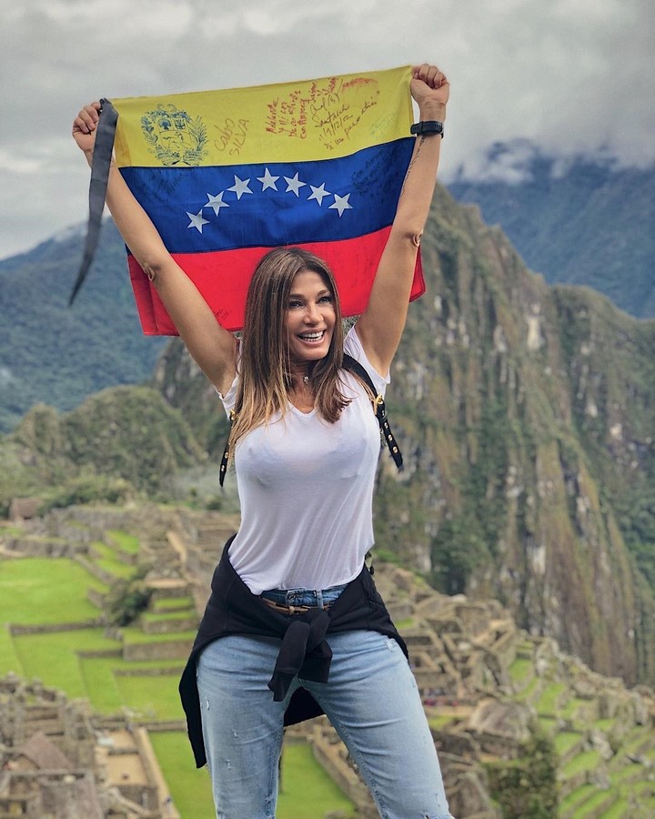 catherine-fulop-con-la-bandera___89V-GToNh_720x0__1.jpg