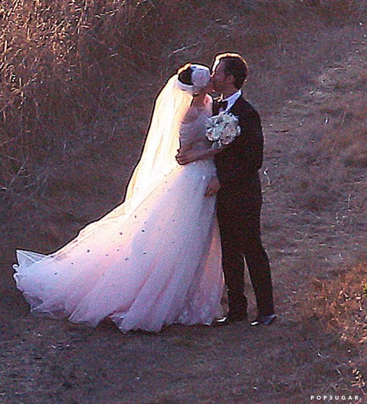 Anne-Hathaway-Adam-Shulman-got-married-Big-Sur-CA.jpg