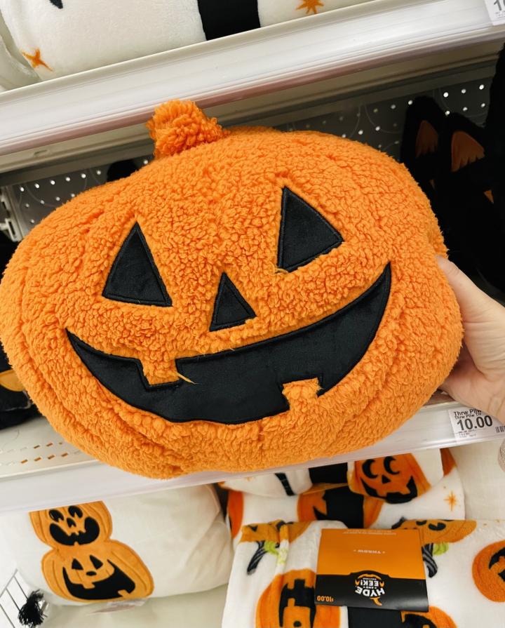 Touch-Halloween-Hyde-Eek-Boutique-Pumpkin-Shaped-Sherpa-Throw-Pillow.jpg