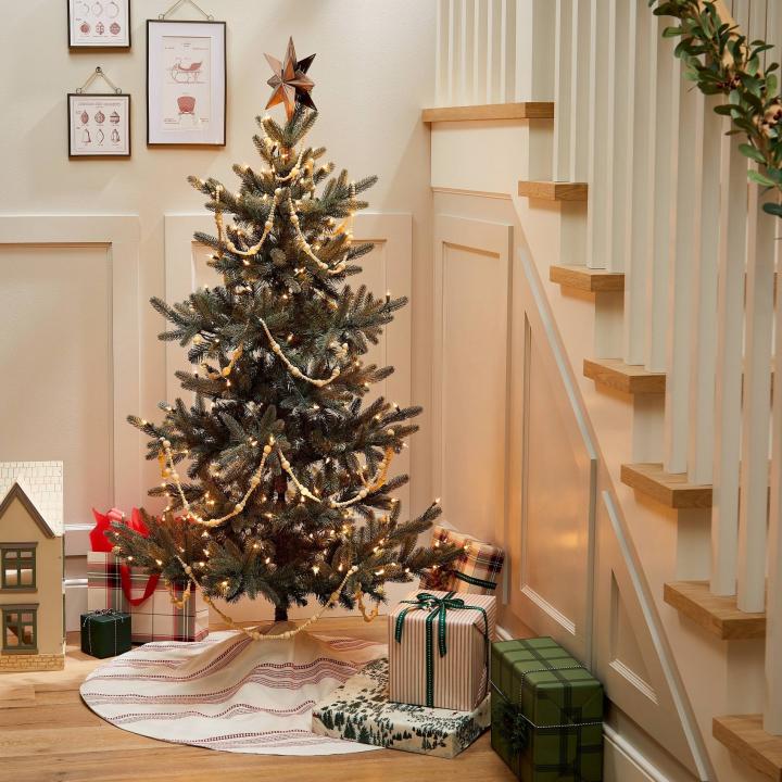 Pre-Lit-Artificial-Pine-Christmas-Tree.jpg