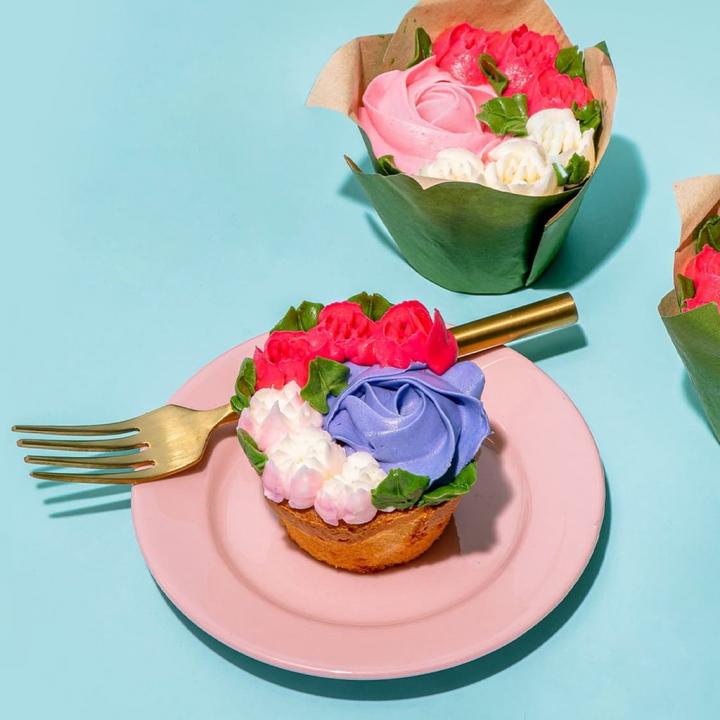 Delish-Bouquet-We-Take-Cake-Bouquet-Cupcakes.jpg