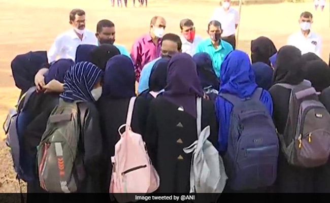 pig8t0r_karnataka-students-wearing-hijab-twitter-ani_625x300_07_February_22.jpg