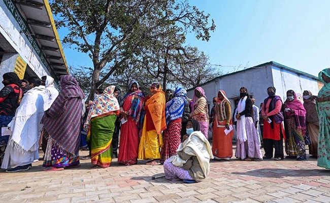 fks80veg_uttar-pradesh-phase-1-voting-afp_625x300_11_February_22.jpg