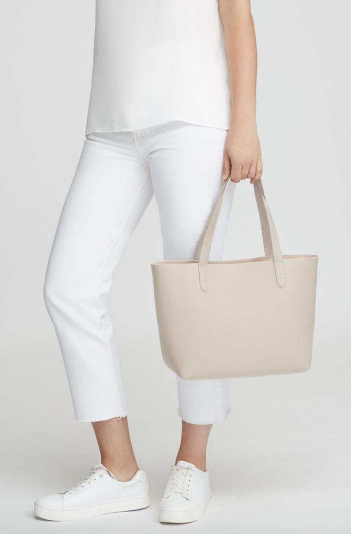 Best-Fashion-Gift-For-Her-Cuyana-Classic-Easy-Tote.png
