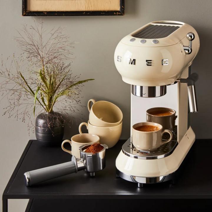 Best-Espresso-Machine-For-Beginners-SMEG-Espresso-Machine-Maker.webp