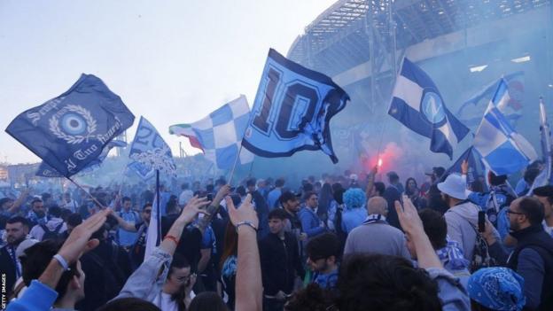 _129602893_napolifans.jpg