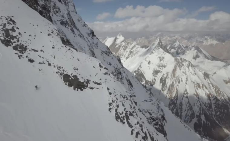 El increíble descenso de un esquiador por la segunda montaña más alta del mundo