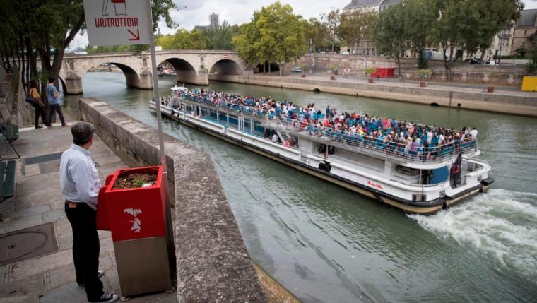 Polémica por un nuevo urinario exhibicionista en París