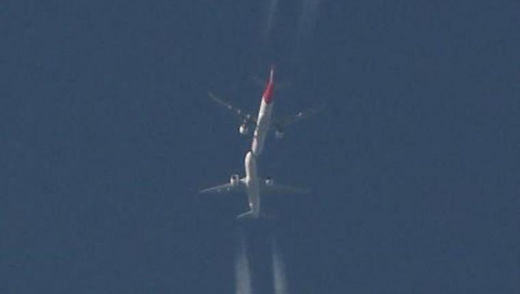 La tremenda foto de 2 aviones que parece que van a chocar en el aire