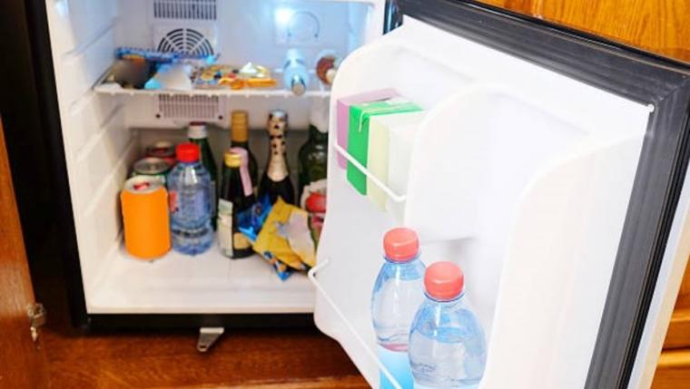 Hoteles: por qué los productos del minibar son tan caros