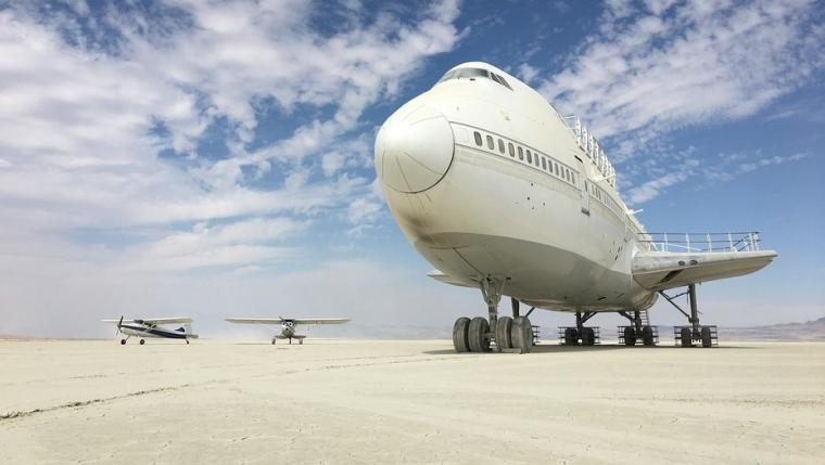 El misterio del avión gigantesco abandonado en el desierto de Nevada