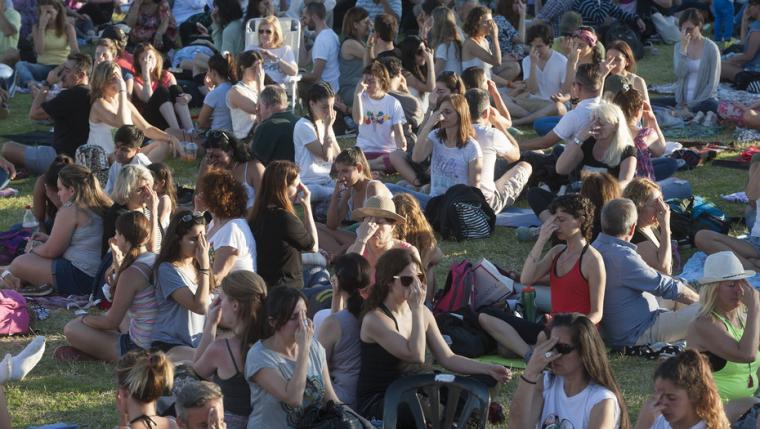 Por qué meditar en grupo tiene un mayor impacto y multiplica sus beneficios