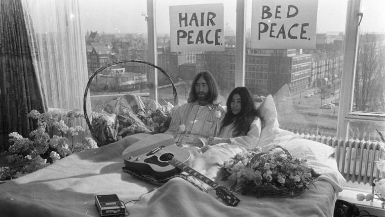 Como John Lennon y Yoko Ono: cuánto cuesta dormir en "la cama de la paz"