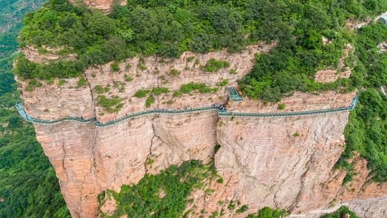 Susto a mil metros de altura: se quebró una placa de un puente de vidrio y lo taparon con una lona