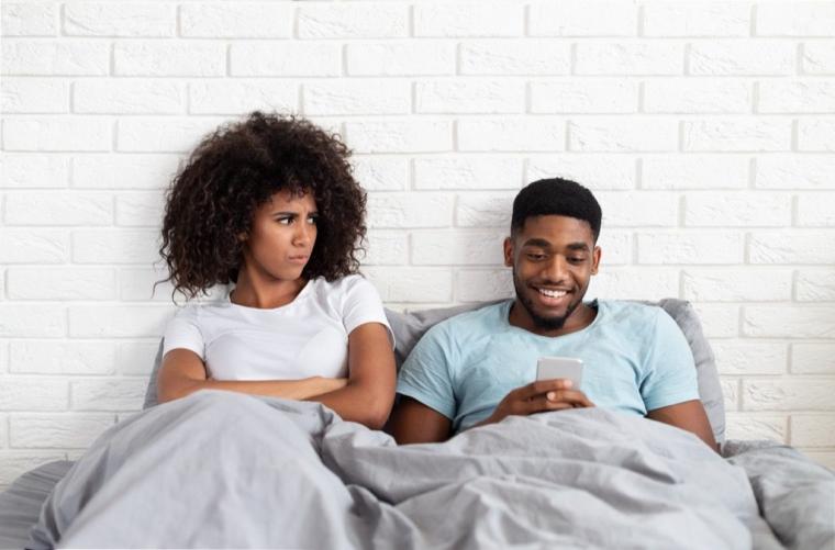 man-texting-in-bed-with-woman-1024x676.jpg