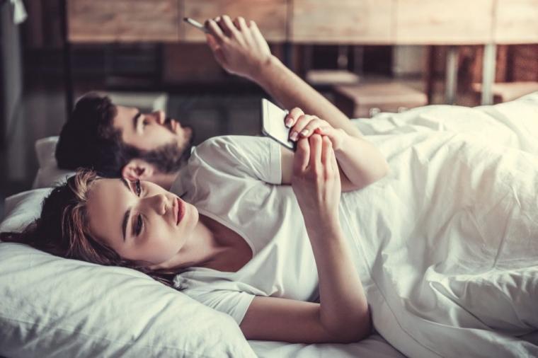 couple-lying-in-bed-bored-with-smartphones-1024x683.jpg
