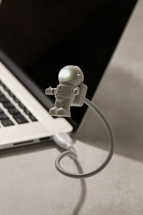 Kikkerland-Design-USB-Astronaut-Light.jpg
